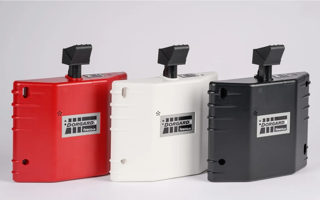 3 Dorgards in different colours: red, black and white
